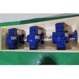 84 * 84 Bộ truyền động bọc ngoài bằng ống PV Worm Gear Slewing Drive